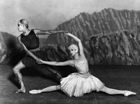 Kohtaus Sergei Djagilevin Apollon musagète -baletista vuodelta 1928. Puvut ja lavasteet Bauchantin käsialaa.